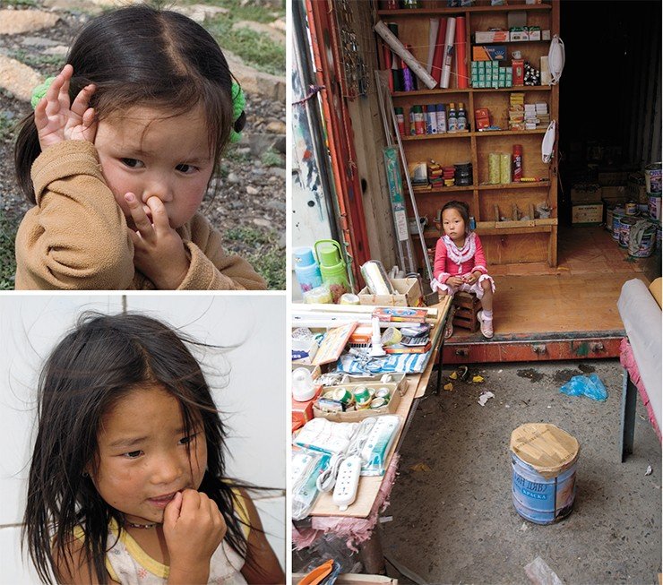 К детям в Монголии отношение особенное: с одной стороны, их самозабвенно любят, с другой – рано знакомят с реалиями жизни. Справа: Рынок в городе Кобдо. Здесь очень много детей, которые помогают своим родителям и приобщаются ко взрослой жизни