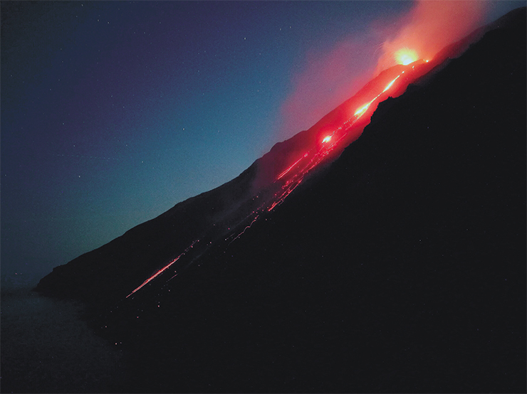Склон Шиара дель Фуоко во время извержения Стромболи. Март 2007 г. Фото Ф. Чианчитто