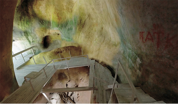 В 2012 г. был реализован проект «Виртуальная Денисова пещера на Алтае», в результате которого создана 3D-цифровая модель самой пещеры и обнаруженных в ней находок, а также программное обеспечение для интерактивной визуализации этой информации. Вверху – вход в Денисову пещеру, внизу – ее центральный зал. 3D-презентация компании «Триметари Консалтинг» (Санкт-Петербург)