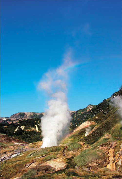 Струя воды, бьющая из двухметрового жерла гейзера Великан, может достигать в высоту сорока метров! Во время извержения на безжизненную площадку около него обрушиваются тонны кипятка. Долина гейзеров, Камчатка