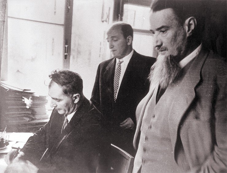 Г. И. Будкер и И. В. Курчатов (стоят) подписывают важные документы в Москве. 1957 г. Фотоархив СО РАН