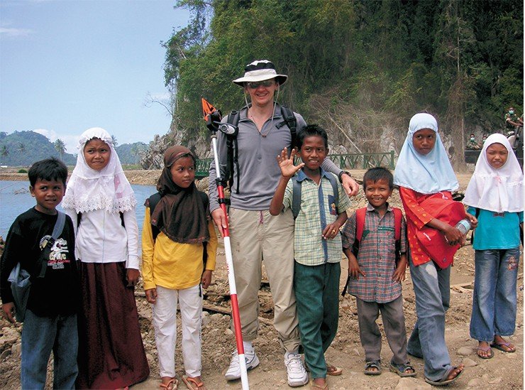 Во время экспедиции по сбору данных на о. Суматра (Индонезия) после цунами в Индийском океане 26 декабря 2004 г.