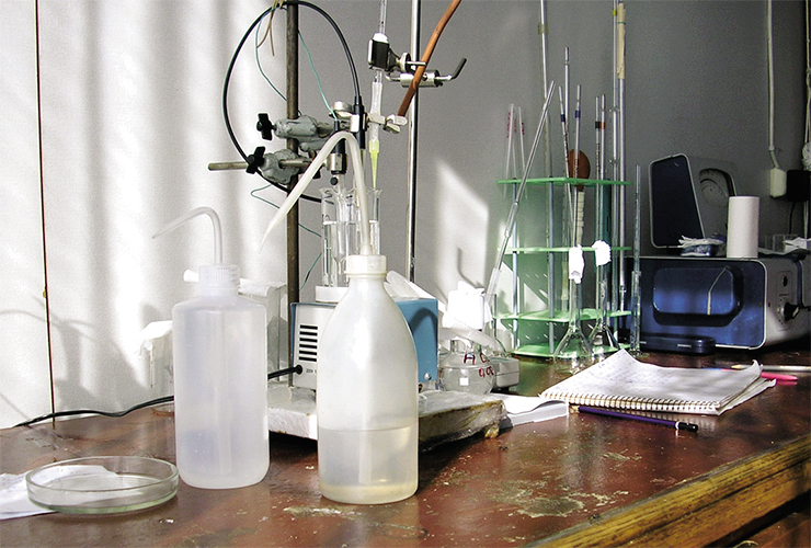 В химической лаборатории на стационаре ЛИН СО РАН в поселке Большие Коты каждые 3 часа делается химический анализ воды