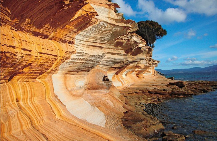 К удивительному геологическому объекту о. Марайа, очень точно называемому «раскрашенные скалы», можно подойти только во время сильного отлива. Эти яркие узоры на отвесном обрыве песчаника «нарисованы» потеками окиси железа 