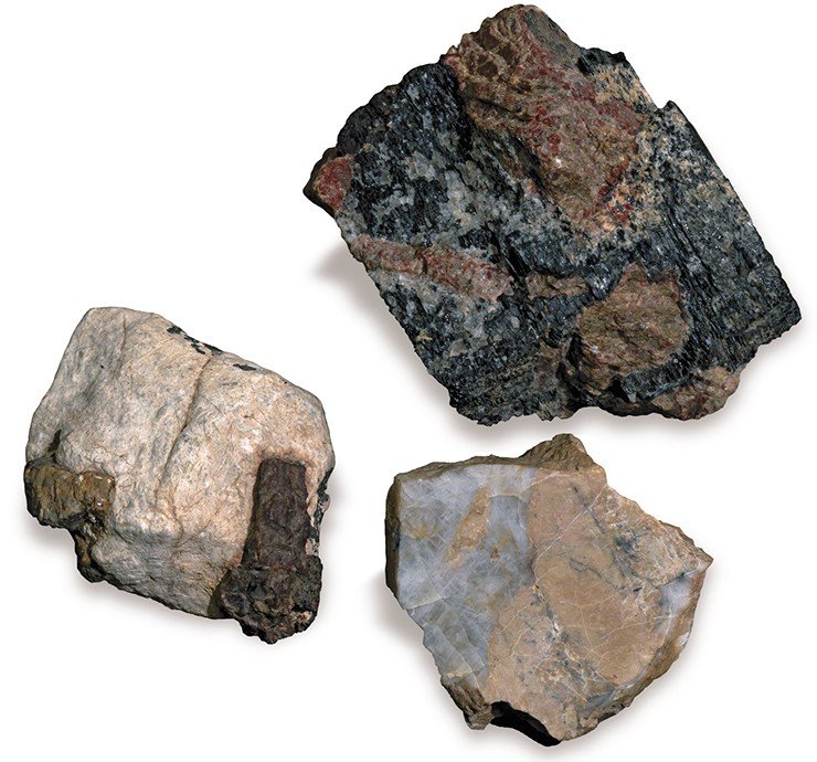 Гагаринит – редкий минерал, используемый в промышленности для получения тяжелых редкоземельных элементов. Он образуется в щелочных породах вместе с цирконосиликатом эльпидитом. На фото: вверху – красноватый гагаринит в биотите, слева – гагаринит в белом криалите (Катугинский горный массив, Сибирь), справа – желтый гагаринит в кварце (горный массив Эспе, Восточный Казахстан)