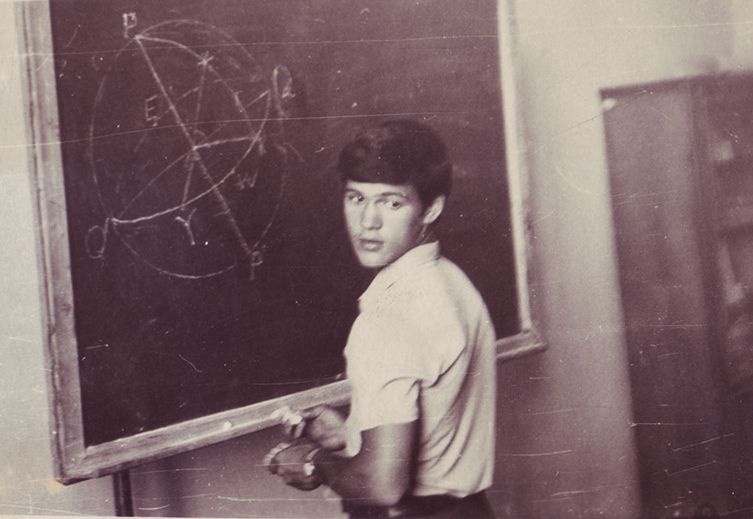 Владимир Сурдин на занятиях астрокружка. 1969 г.