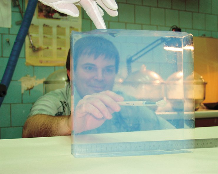 Старший научный сотрудник к. ф.-м. н. Е. А. Кравченко тщательно очищает поверхность блока аэрогеля перед оптическими измерениями