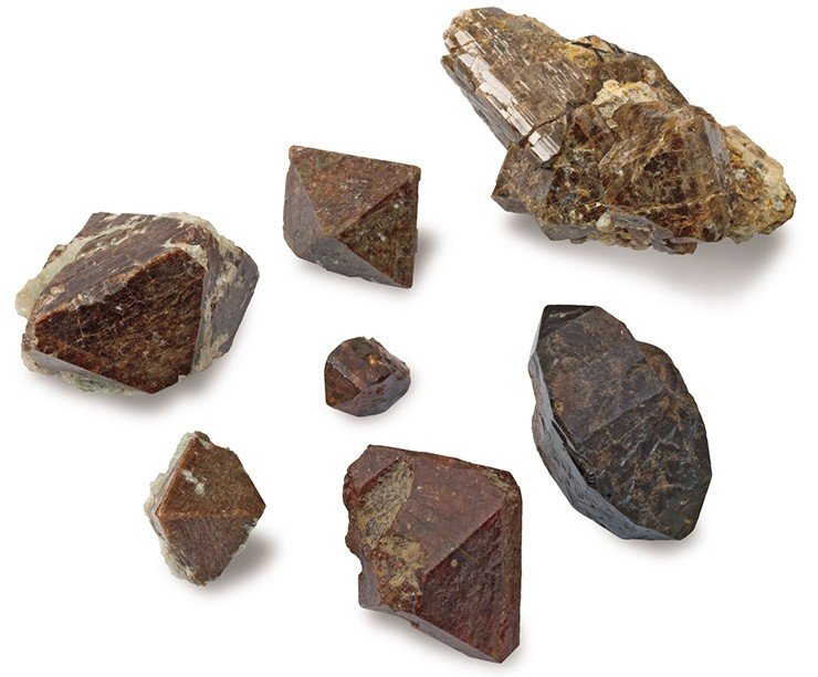 Эти крупные кристаллы циркона были найдены на Кольском полуострове в Ловозерском и Хибинском горных щелочных массивах 