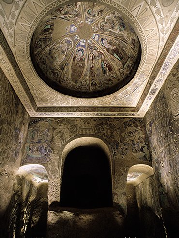 Reconstruction of the Cave of the Ring-Bearing Doves, the Kizil Buddhist rock-cut caves (China, 5the or 6th century) with the original murals in the Museum of Asian Art. Berlin-Dahlem, 2013. © Staatliche Museen zu Berlin, Museum für Asiatische Kunst / Iris Papadopoulos
