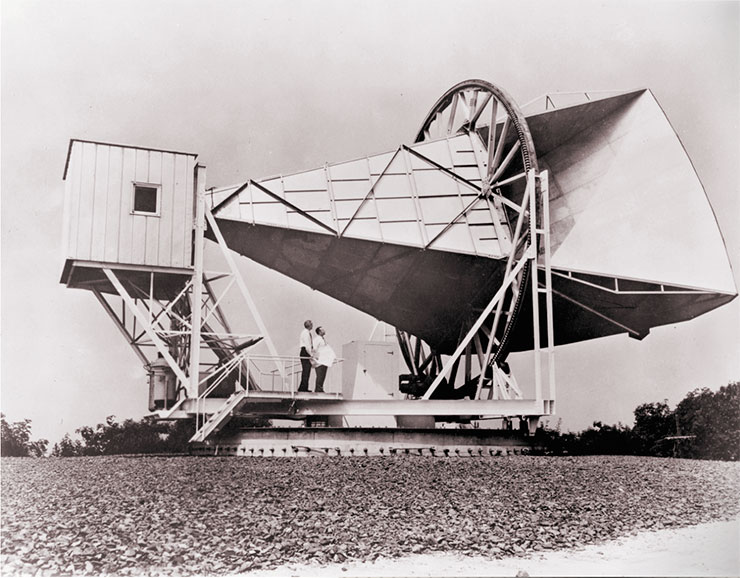 Эта 15-метровая рупорно-параболическая антенна в г. Холмдел (Нью-Джерси, США), построенная в 1959 г., использовалась для спутниковой связи и как радиотелескоп лабораториями Bell. В 1964 г. радиоастрономы Р. В. Уилсон и А. А. Пензиас открыли с ее помощью космическое реликтовое электромагнитное излучение, источник которого находится за пределами нашей Галактики. За открытие реликтового электромагнитного излучения, которое стало доказательством теории Большого взрыва, ученые были удостоены Нобелевской премии по физике 1978 г. В 1988 г. установке присвоен статус национального исторического памятника США. NASA. Public Domain  