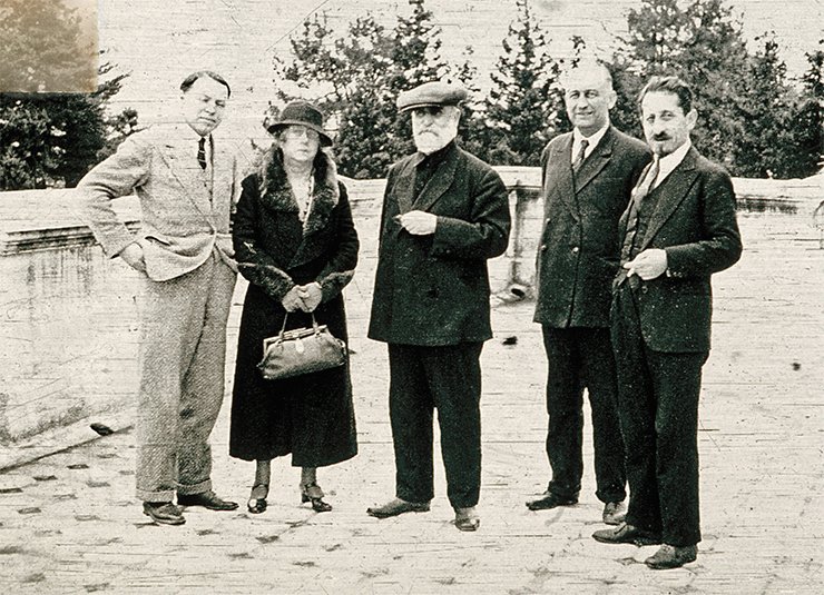 Photo taken during one of d’Hérelle’s visits to the Georgian Institute of Bacteriophages, which was led by his long-time friend and colleague George G. Eliava. Leftmost: George G. Eliava; next to him: Mrs. d’Hérelle. Batumi, Georgia, 1934. © Institut Pasteur – Musée Pasteur