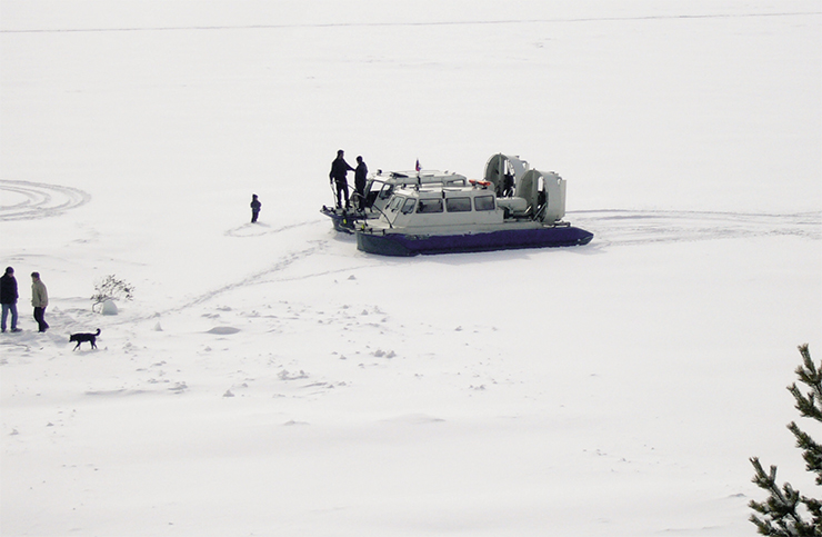 По весеннему байкальскому льду побежали трещины – пора домой. Выезжать пришлось на судне на воздушной подушке 