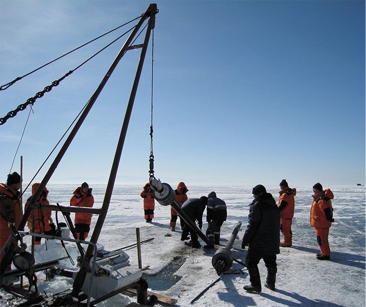 Отбор проб газовых гидратов со льда Байкала. Фото А. Крылова