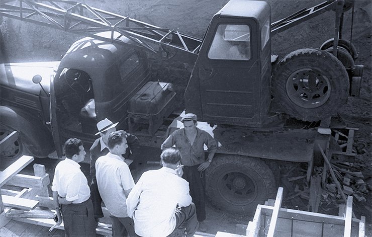R. I. Salganik and D. K. Belyaev with workers at the ICG SB USSR AS construction site 1960