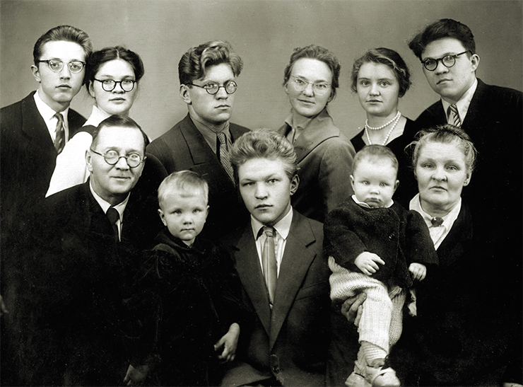 The Dobretsov family in 1958. Bottom row: Nikolai’s parents – Leonty and Yulia – with grandchildren Yulia and Maxim and the younger son Sergei. Top row: sister Olya with her husband Yura, brother Egor with his wife Tanya, and Nikolai with his wife Inna