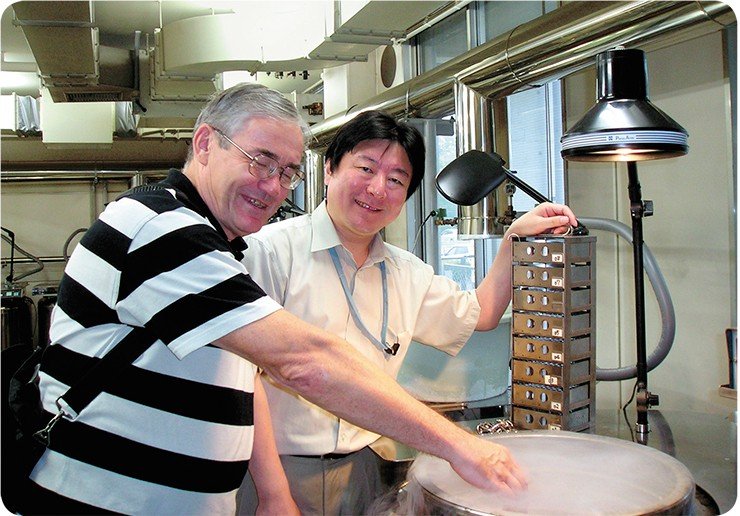 Михаил Мошкин и Юкио Накамура (Yukio Nakamura – заведующий Лабораторией клеточной инженерии, BRC Riken) в криобанке стволовых клеток (Япония)