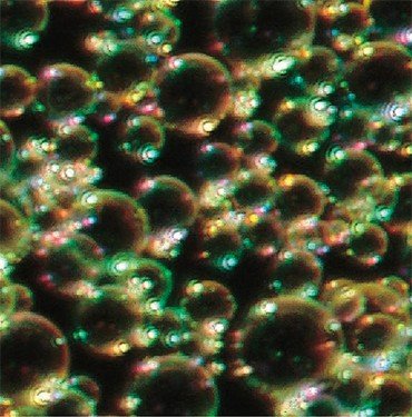 Дорогостоящие прозрачные синтетические микросферы типа МСВ-1Л имеют диаметр 10—90 мкм и среднюю толщину оболочки около 1 мкм. Они могут использоваться при давлении до 45 атм и температуре не выше 650 °C. Фотография предоставлена В. Н. Зиновьевым