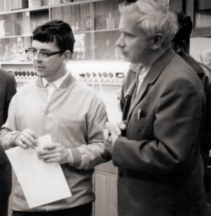 With Academician D. G. Knorre at the Novosibirsk Institute of Bioorganic Chemistry. Photo by V. Korotkoruchko
