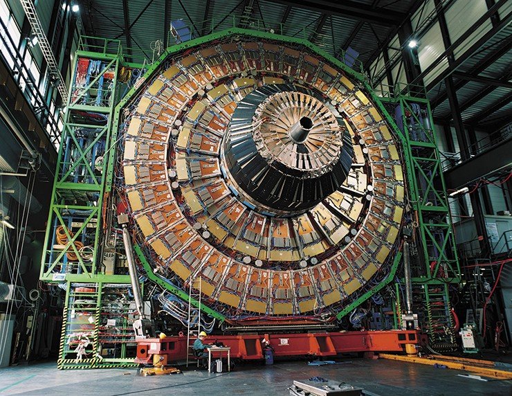 Благодаря особенно мощному и большому магниту детектор CMS – супертяжеловес в семье детекторов БАКа: его масса составляет 12 500 т! А вот габариты несколько умереннее, чем у гиганта ATLAS: длина – 21 м, диаметр – 15 м. © CERN