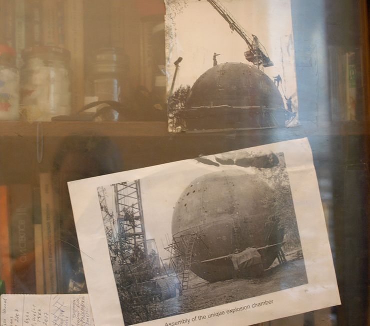 Взрывную камеру готовят к работе, 1974 г.Фото из архива ИГиЛ СО РАН