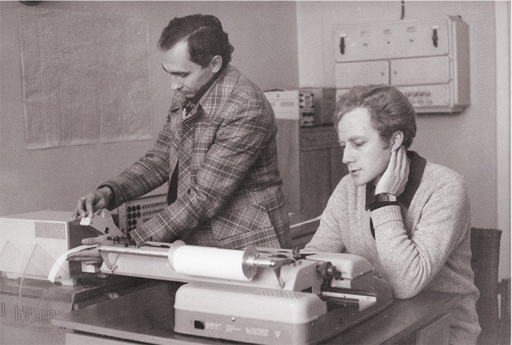 Первая ЭВМ в институте. В. А. Куличков (слева) и С. Н. Родин