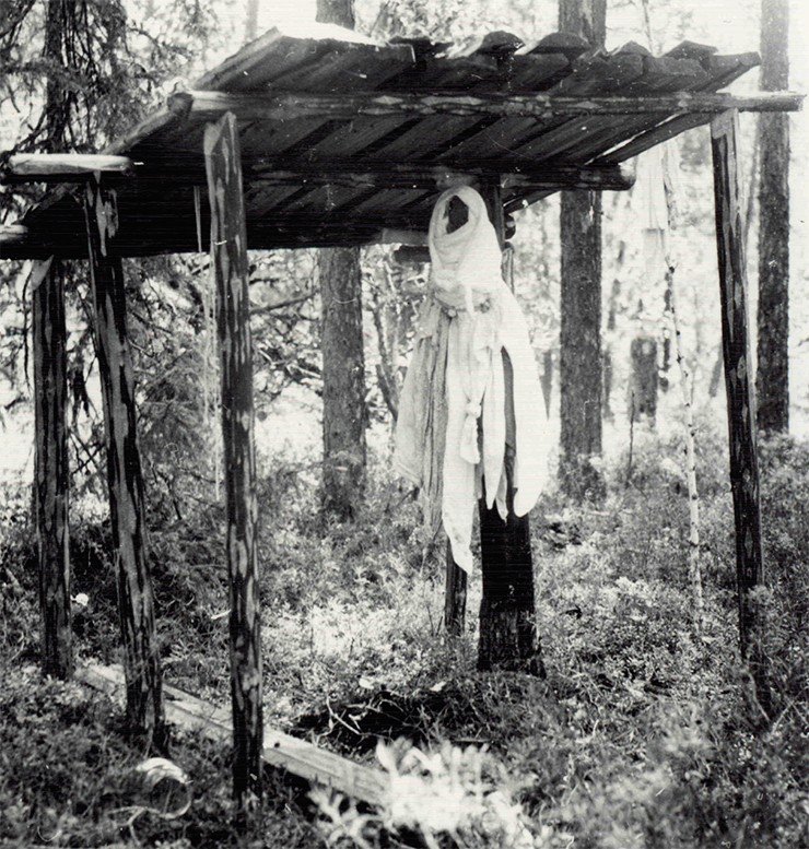 Фигура Чохрынь-ойки под навесом. 1989 г.