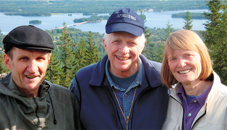 The author (left) with the Nobel laureate Luis Alvarez and his wife Milly on a geological tour to Europe’s largest meteorite crater Siljan in Sweden. Photo by the author 