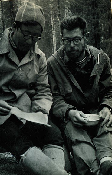 Два Александра, Петров и Ким (из Института органической химии), в турпоходе на Алтае. 1971 г.