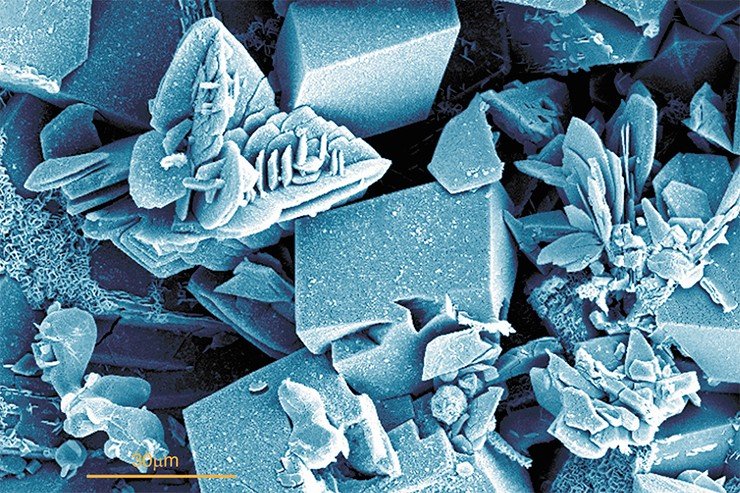 Так в электронном микроскопе выглядят кристаллы алмаза, коэсита и магнезита из эксперимента по моделированию процессов природного алмазообразования 