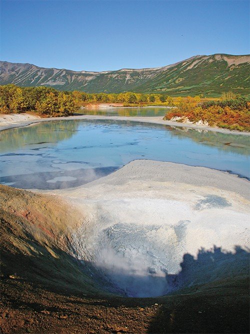 На Восточном термальном поле выделяется красивое озеро, напоминающее своей формой цифру 8. Вода в озере мутная из-за взвешенных частиц глины