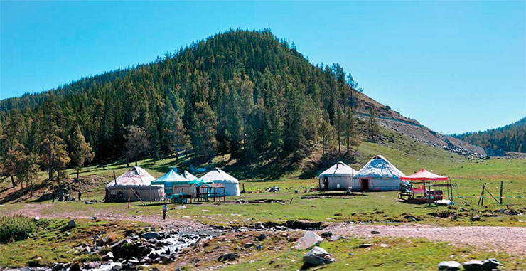 In wide valleys by the streams, you see snow-white summer yurts and lazy herds of yaks and multicolored horses. Nomadic camps exist here, like in times immemorial, although today they bear signs of modernity. Tuvan people arrive here for their seasonal national holidays
