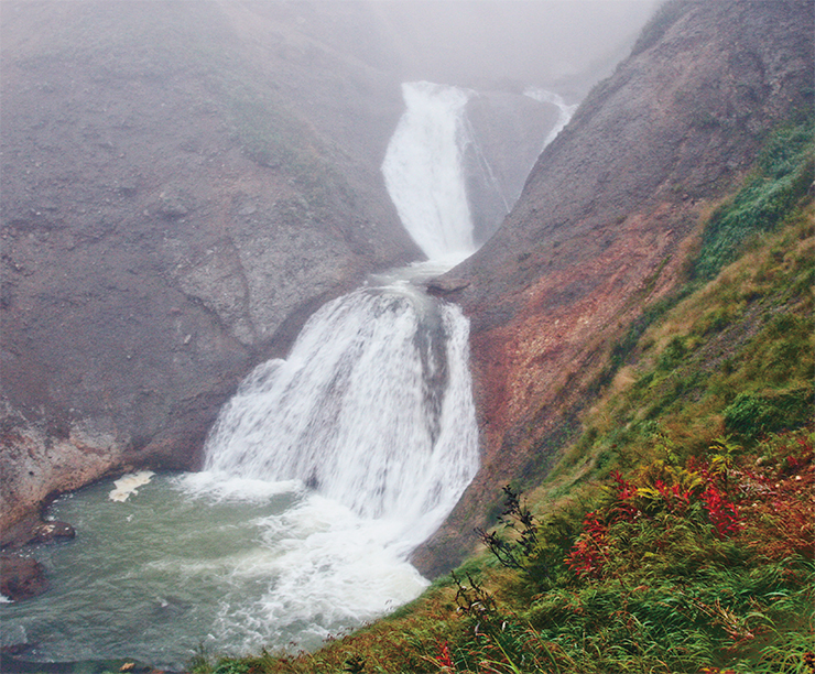 In the upper reaches of the Geysernaya River, the waterfalls and geysers are virginally nameless