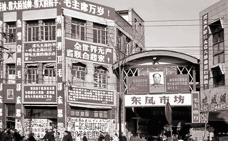 В годы культурной революции Дунъань переименовали в Дунфэн («Ветер с Востока», который, по мысли Мао Цзэдуна, побеждает «ветер с Запада»). После двухлетней реконструкции бывший рынок открылся в 1969 г. как универсальный магазин. Вход рынка и фасады зданий рядом были покрыты множеством плакатов, прославляющих Великого кормчего и призывающих к мировой пролетарской революции