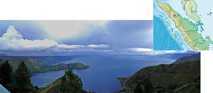 В результате извержения супервулкана Тоба на севере центральной части острова Суматра в Индонезии образовалось озеро Тоба – самое крупное вулканическое озеро на Земле. На фото – озеро Тоба. © Creative Commons 