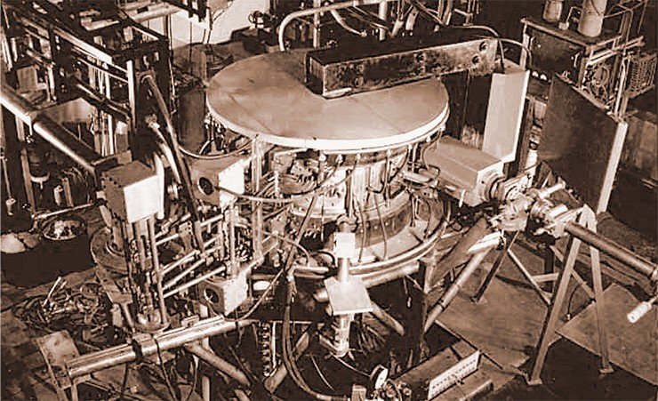 Первый ускоритель на встречных пучках ВЭП-1, заработавший в Институте ядерной физики в 1964 г., стал родоначальником современных экспериментальных и промышленных установок