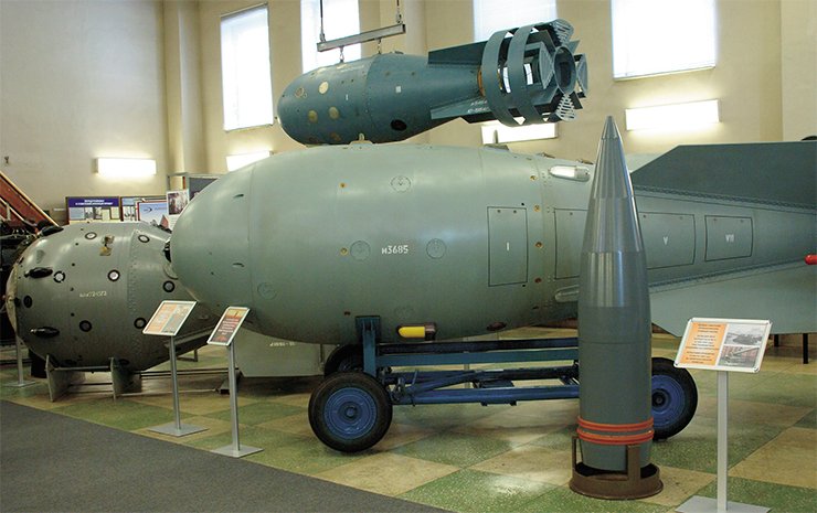 Экспонаты из историко-мемориального Музея ядерного оружия ВНИИЭФ (г. Саров): слева направо – первая отечественная атомная бомба (1949), первая в мире водородная (термоядерная) бомба (1953), артиллерийский снаряд с ядерным зарядом (1956); вверху – серийная атомная бомба (1953)