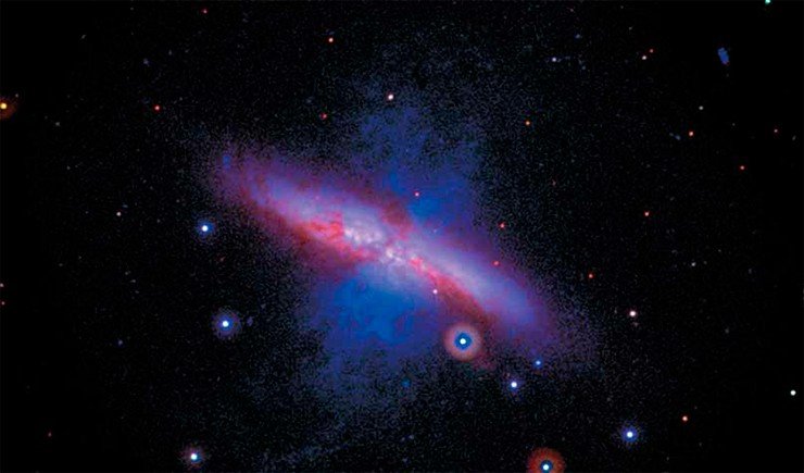 Так выглядела галактика M82 перед взрывом сверхновой звезды 2014J. Картина представляет собой коллаж на основе данных, полученных в 2007—2013 гг. Изображение в ультрафиолетовом диапазоне показано синим (средний поддиапазон) и зеленым (ближний поддиапазон) цветами, в видимом свете – красным. Размер этого объекта – чуть больше половины диаметра полной луны. Credit: NASA/Swift/P. Brown, TAMU