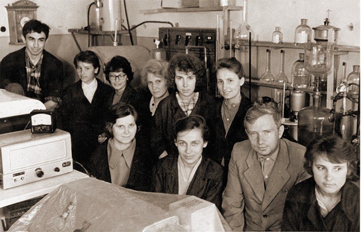 Д. Г. Кнорре с первыми сотрудниками лаборатории химии природных полимеров (1962 г., Институт гидродинамики СО АН СССР)