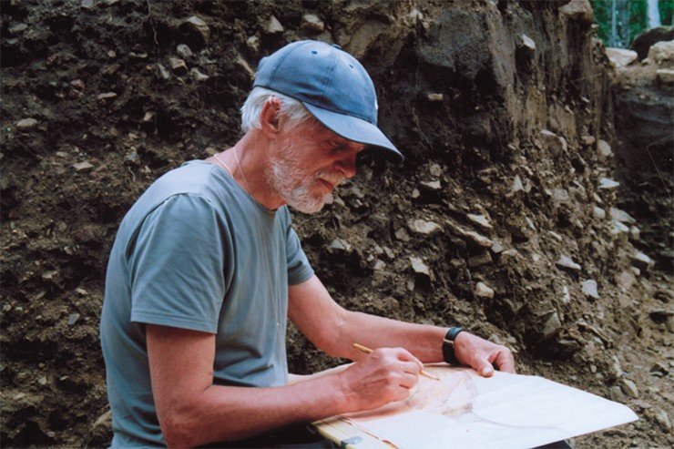 Владимир Ефимов – один из лучших в стране археологических художников, приглашенный из Петербурга. До Ноин-улы он работал на известном тувинском археологическом памятнике Аржан-2