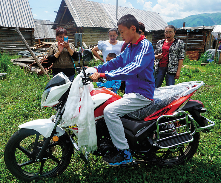В наши дни на свадьбе китайских тувинцев отцу или брату невесты вместо обычного коня дарят «железного» – мотоцикл
