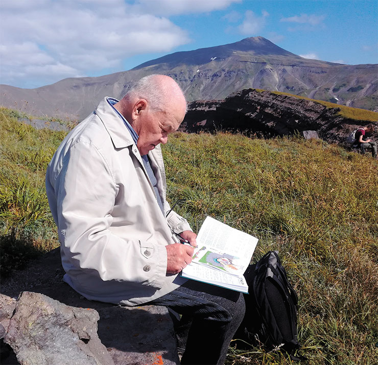 The author near the Shtyubel crater, a part of the Ksudach volcano complex. 2018. Photo by I. Kulakov