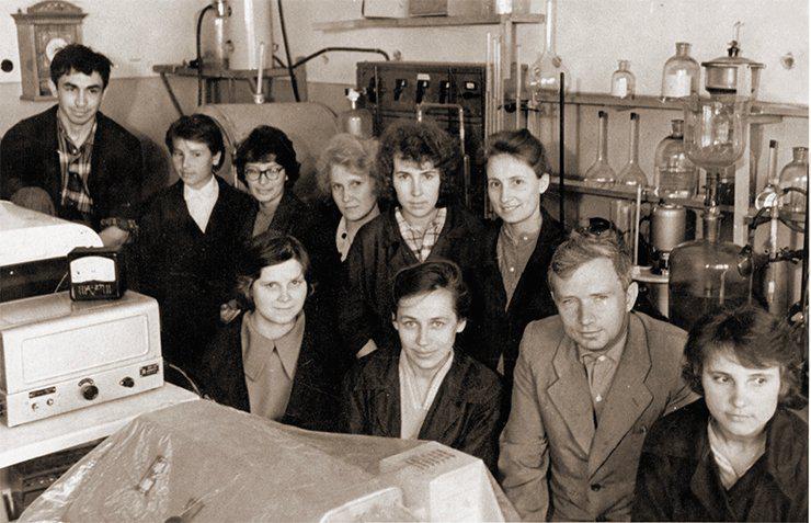 Д. Г. Кнорре (в первом ряду) с первыми сотрудниками своей лаборатории химии природных полимеров. 1962 г. 