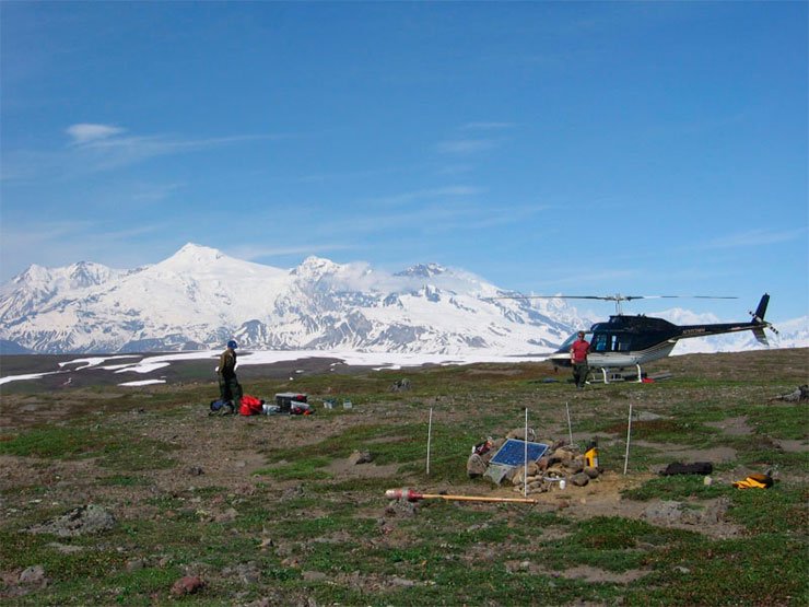 Установка сейсмостанций на вулкане Спурр, Аляска. Photographer M. West