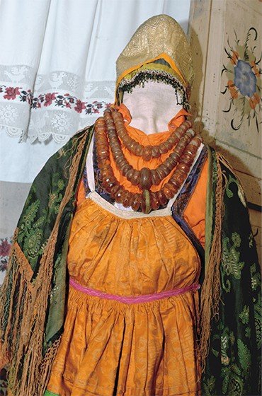 Основу женского праздничного костюма семейских Забайкалья составлял типичный русский сарафан
