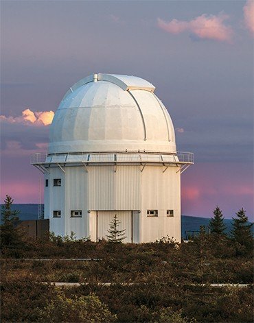 Астероид 2012 DA14 успешно наблюдался и на телескопе АЗТ 33ИК Саянской обсерватории Института солнечно-земной физики СО РАН (Иркутск). Этот единственный в России инфракрасный телескоп с диаметром главного зеркала 1,7 м и фокусным расстоянием 30 м рассчитан на измерение отражательно-излучательных характеристик космических объектов в околоземном пространстве в диапазоне 0,3–25 мкм, в том числе в дневных условиях. Фото В. Короткоручко