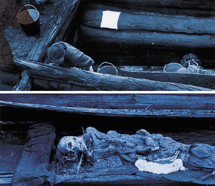 Погребальная камера с колодой, в которой лежит мумия женщины, в кургане 1 могильника Ак-Алаха-3. В настоящее время мумия хранится в Национальном музее Республики Алтай им. А. В. Анохина