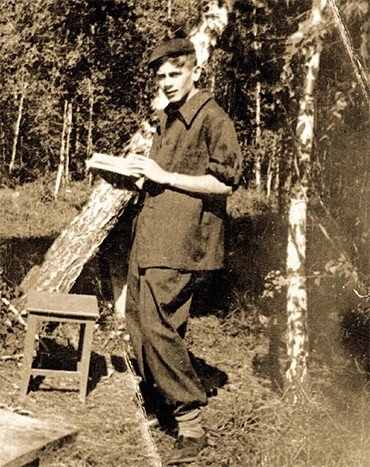 Каменщик Валера Ермиков в «выходной» робе. Палаточный городок строителей. Август 1958 г.