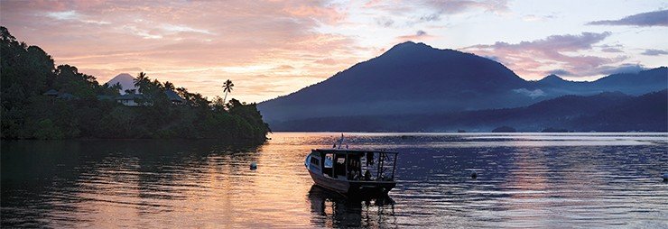 Первозданная красота океанических вод, омывающих островное государство Индонезию, привлекает к себе многочисленных дайверов. На фото – вулканы на о. Лембех (Северное Сулавеси, Индонезия), самый высокий из которых – Клабат