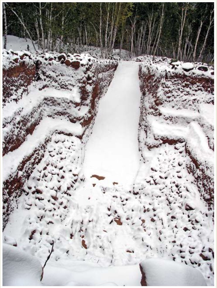 Рис. 2.1. Вид засыпанной снегом могильной ямы на уровне четвертого каменного перекрытия. Сентябрь 2006 г.