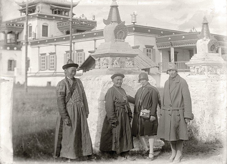 Участники советско-германской экспедиции у субурганов. Крайняя справа – К. В. Вяткина. 1928 г. МАЭ РАН (Санкт-Петербург) 